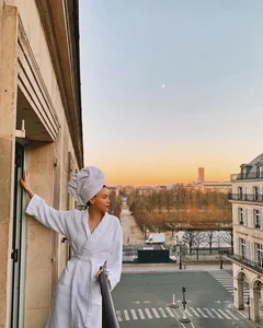 Vbiz Miss Queen Captivates Fans with Sensual Bathrobe Look in Intimate Setting - image 0