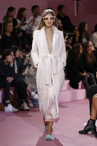 Vbiz Miss Queen Captivates Fans with Sensual Bathrobe Look in Intimate Setting - image 8