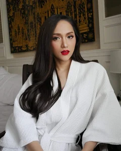 Vbiz Miss Queen Captivates Fans with Sensual Bathrobe Look in Intimate Setting - image 13