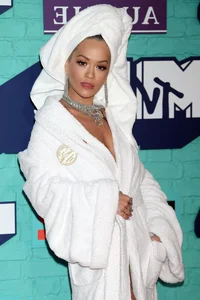 Vbiz Miss Queen Captivates Fans with Sensual Bathrobe Look in Intimate Setting - image 12