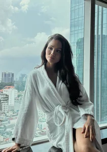 Vbiz Miss Queen Captivates Fans with Sensual Bathrobe Look in Intimate Setting - image 10