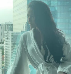 Vbiz Miss Queen Captivates Fans with Sensual Bathrobe Look in Intimate Setting - image 11