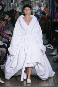 Vbiz Miss Queen Captivates Fans with Sensual Bathrobe Look in Intimate Setting - image 9