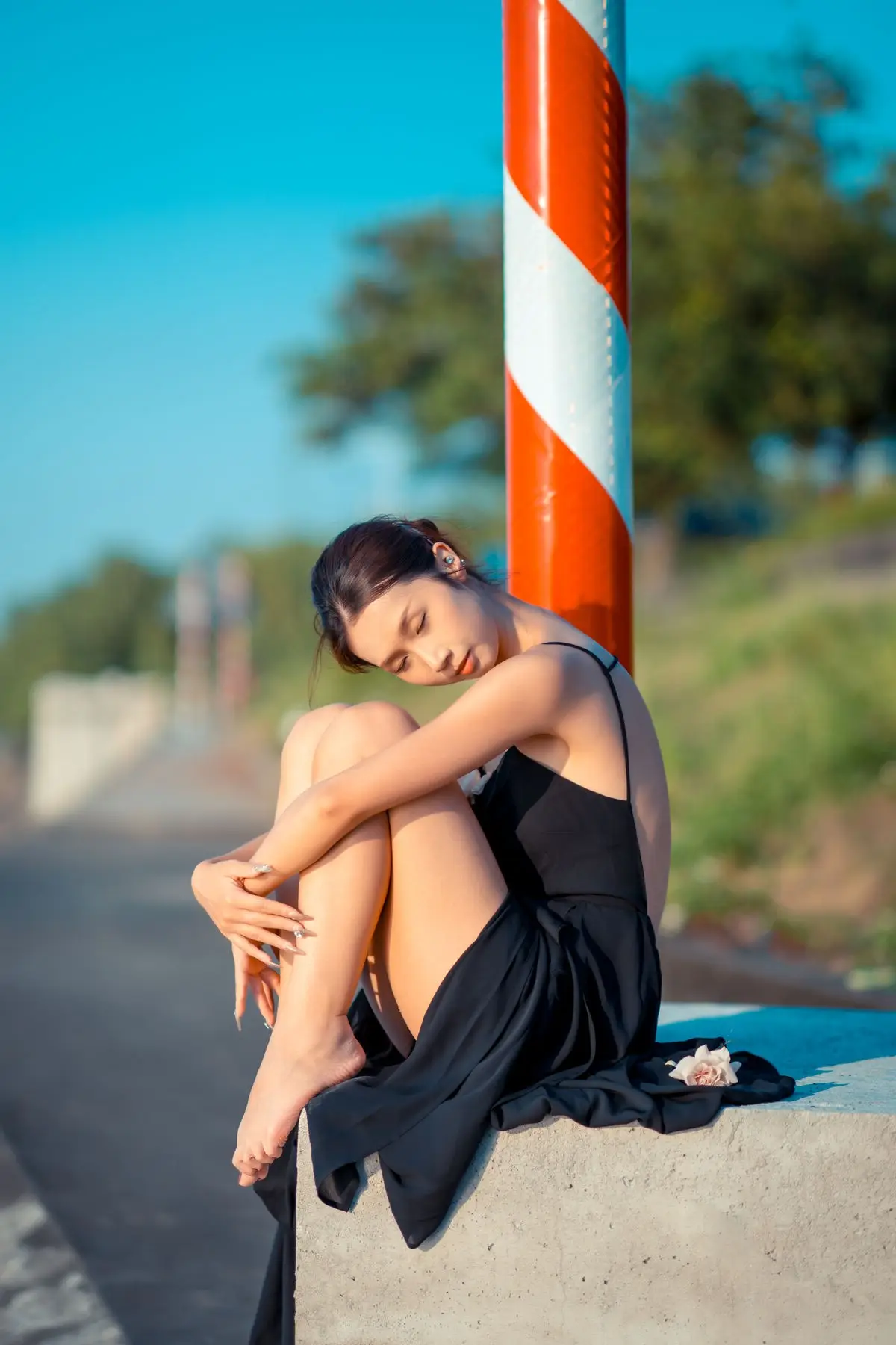 YiTuYu Vol.8671: Duo Duo – Graceful Charm and Pensive Moments in Nature