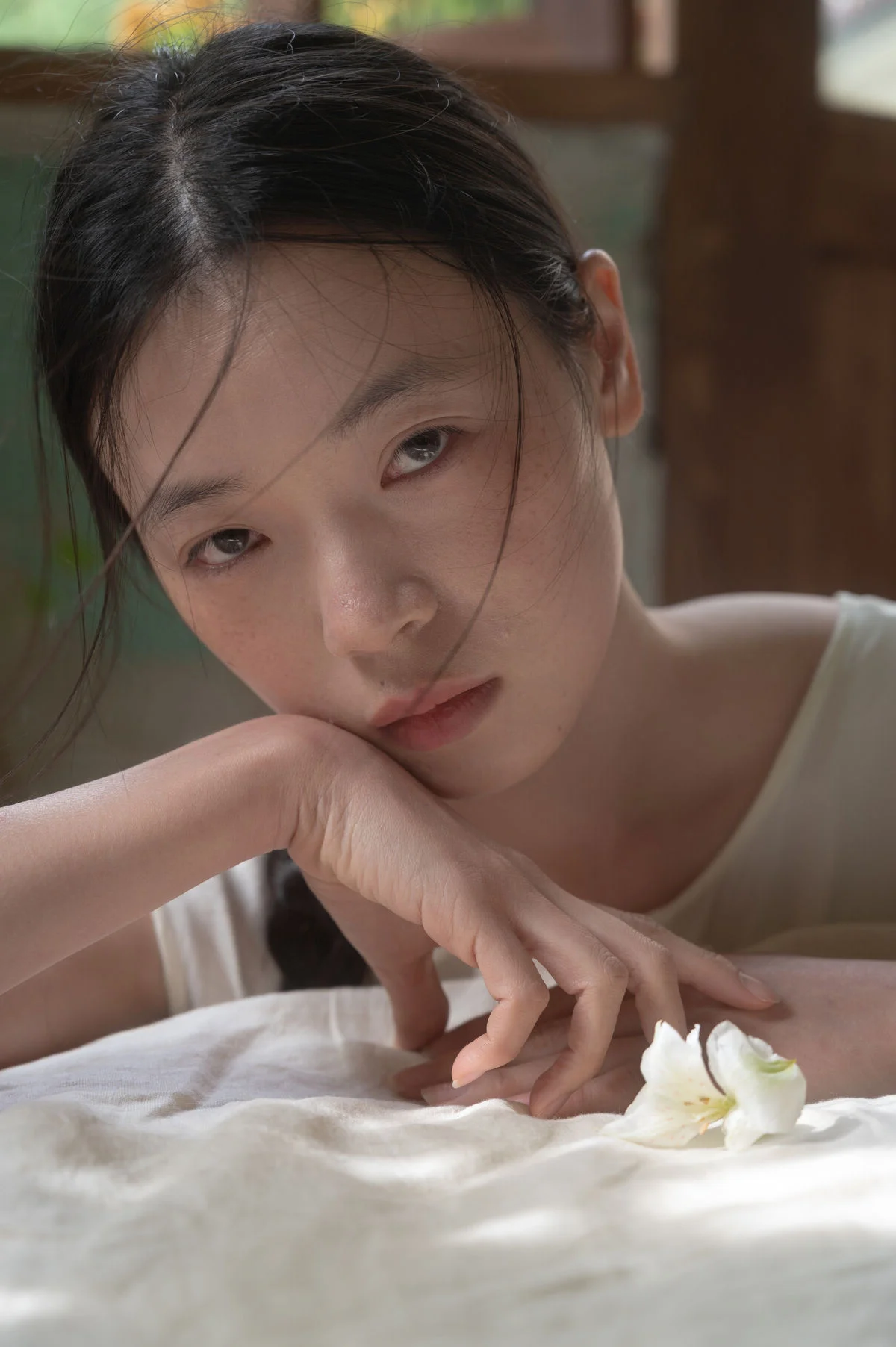 Cinematic Elegance: An Emotional Indoor Journey with Cai Jing Fan