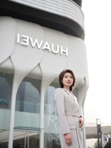 Inside the Stunning Huawei Flagship Store: A Fusion of Tech and High-End Design - image 2