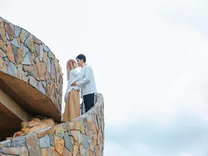 Mac Van Khoa Shares Sweet Travel Moments with His Wife - image 2