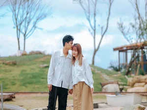 Mac Van Khoa Shares Sweet Travel Moments with His Wife - image 0