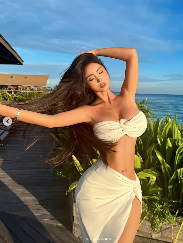 Mastering the Bodycon Look: How Influencers Redefine Fashion with Curvy Silhouettes and Confidence
