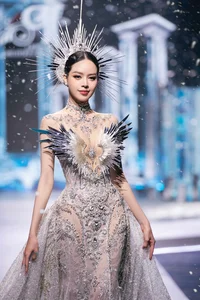 Minh Tuyet Shines as the Fashion Queen at the Glamorous X-mode Event - image 1