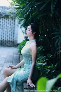 Nan Qiao: Graceful Charm in Jade Green Cheongsam - XiuRen No.10538 Collection - image 23