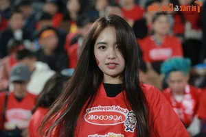 Hanoi Beauty Steals the Spotlight While Cheering for the Vietnam National Football Team - image 2