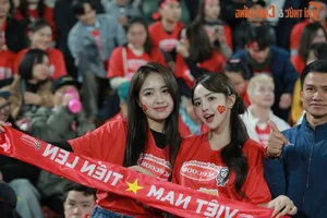 Hanoi Beauty Steals the Spotlight While Cheering for the Vietnam National Football Team - image 3