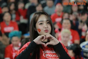 Hanoi Beauty Steals the Spotlight While Cheering for the Vietnam National Football Team - image 5