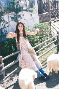 YiTuYu Vol.8678: Chickkii's Radiant Charm Bathed in Golden Sunlight and Natural Artistry - image 3