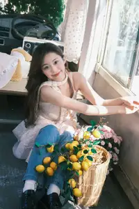 YiTuYu Vol.8678: Chickkii's Radiant Charm Bathed in Golden Sunlight and Natural Artistry - image 8