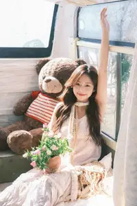 YiTuYu Vol.8678: Chickkii's Radiant Charm Bathed in Golden Sunlight and Natural Artistry - image 1