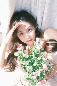 YiTuYu Vol.8678: Chickkii's Radiant Charm Bathed in Golden Sunlight and Natural Artistry - image 9
