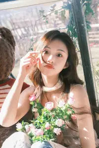 YiTuYu Vol.8678: Chickkii's Radiant Charm Bathed in Golden Sunlight and Natural Artistry - image 12