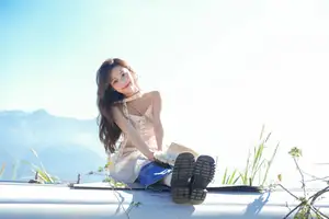 YiTuYu Vol.8678: Chickkii's Radiant Charm Bathed in Golden Sunlight and Natural Artistry - image 4