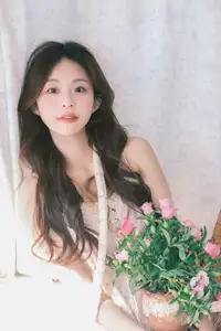 YiTuYu Vol.8678: Chickkii's Radiant Charm Bathed in Golden Sunlight and Natural Artistry - image 0