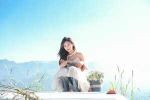 YiTuYu Vol.8678: Chickkii's Radiant Charm Bathed in Golden Sunlight and Natural Artistry - image 10