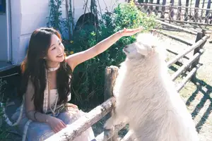 YiTuYu Vol.8678: Chickkii's Radiant Charm Bathed in Golden Sunlight and Natural Artistry - image 18