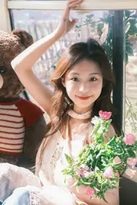 YiTuYu Vol.8678: Chickkii's Radiant Charm Bathed in Golden Sunlight and Natural Artistry - image 6