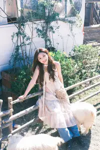 YiTuYu Vol.8678: Chickkii's Radiant Charm Bathed in Golden Sunlight and Natural Artistry - image 2