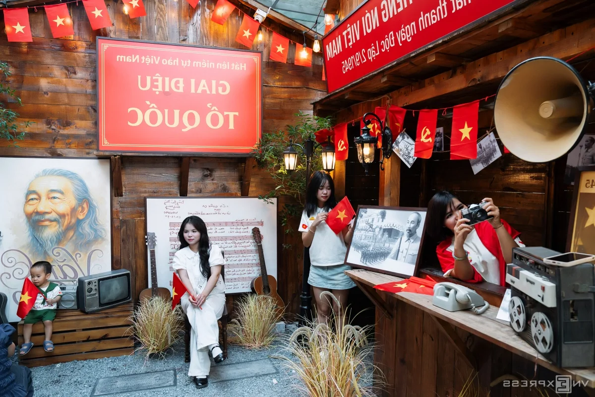 Patriotic Cafe Trends: Crowds Gather at Red Flag with Yellow Star Decorated Coffee Shops in Vietnam