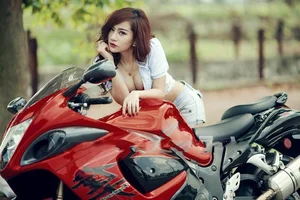 Luxury Cars and Elegant Models: Ultimate Full HD High-Performance Photo Gallery - image 2