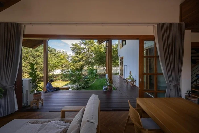 The Art of Slow Living: A Modern Sloped Roof Sanctuary to Witness All Four Seasons
