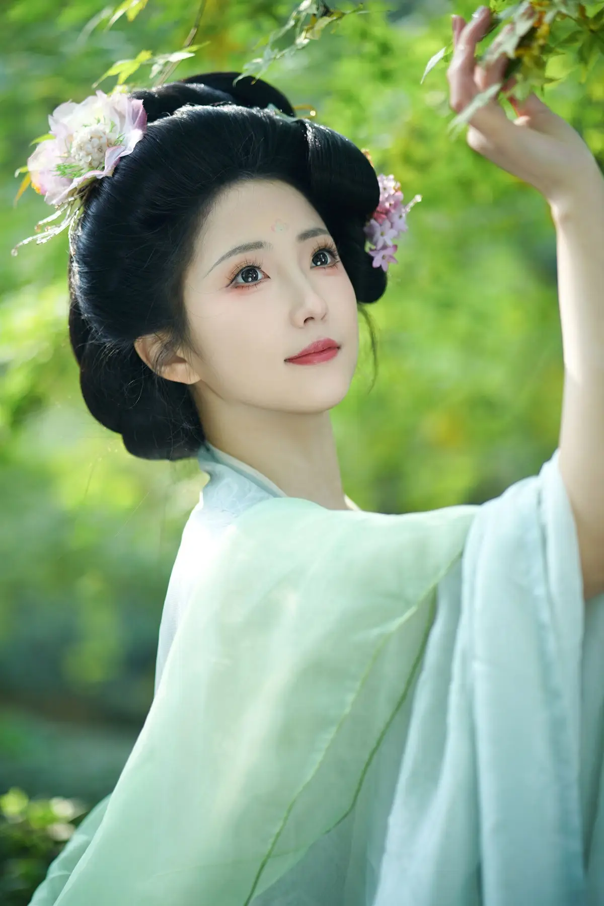 YiTuYu Vol.8521 Tu Ya W: Immerse in the Classical Grace of a Muse in a Fairy-tale Setting