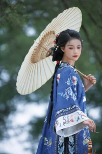 Timeless Elegance: Xin Xin in YiTuYu Art Language Vol.8883 - image 0