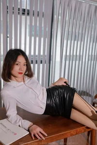 IESS Model Xiao Liu Shines in the Sophisticated Leather Skirt Queen Series - image 78