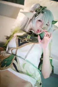 Enchanting Nahida Cosplay by Coser Uesugi Erika: A Divine and Playful Transformation! - image 1