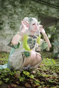 Enchanting Nahida Cosplay by Coser Uesugi Erika: A Divine and Playful Transformation! - image 5