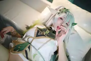 Enchanting Nahida Cosplay by Coser Uesugi Erika: A Divine and Playful Transformation! - image 4