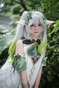 Enchanting Nahida Cosplay by Coser Uesugi Erika: A Divine and Playful Transformation! - image 10