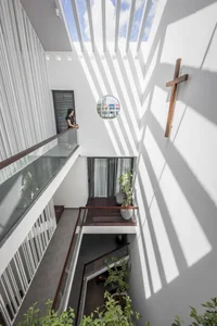 30 Innovative Mezzanine Designs for Small Townhouses with Greenery - image 20