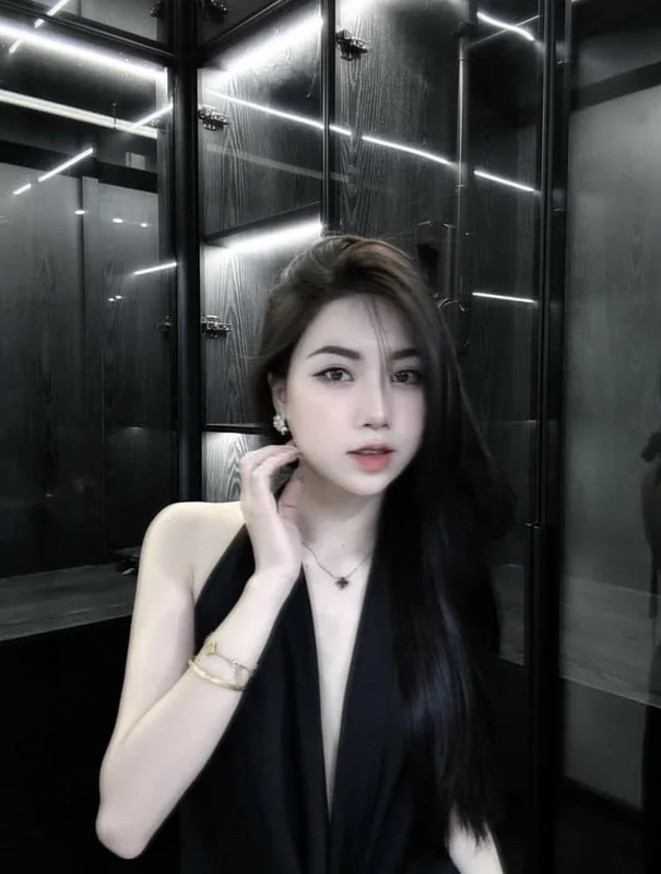 Social Media Sensation: Nguyen Nu Hanh Loan Showcases Stunning Summer Style and Fitness
