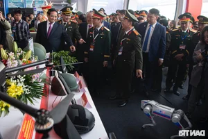 Prime Minister Pham Minh Chinh Inspects Advanced Military Technology at Vietnam International Defense Expo 2024 - image 5