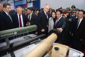 Prime Minister Pham Minh Chinh Inspects Advanced Military Technology at Vietnam International Defense Expo 2024 - image 1