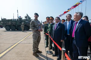 Prime Minister Pham Minh Chinh Inspects Advanced Military Technology at Vietnam International Defense Expo 2024 - image 9