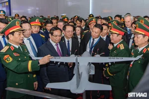 Prime Minister Pham Minh Chinh Inspects Advanced Military Technology at Vietnam International Defense Expo 2024 - image 3