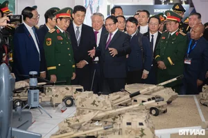 Prime Minister Pham Minh Chinh Inspects Advanced Military Technology at Vietnam International Defense Expo 2024 - image 2