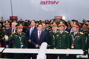 Prime Minister Pham Minh Chinh Inspects Advanced Military Technology at Vietnam International Defense Expo 2024 - image 7