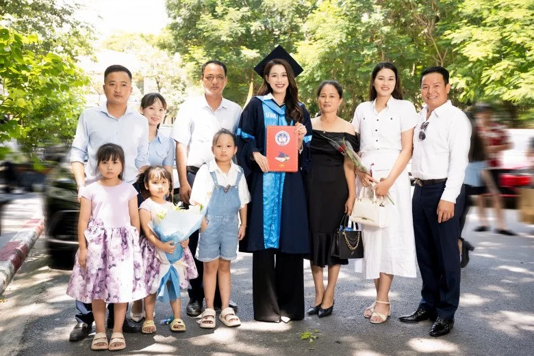 Simple to Stunning: Style Evolution of Miss Vietnam Do Thi Ha's Mother