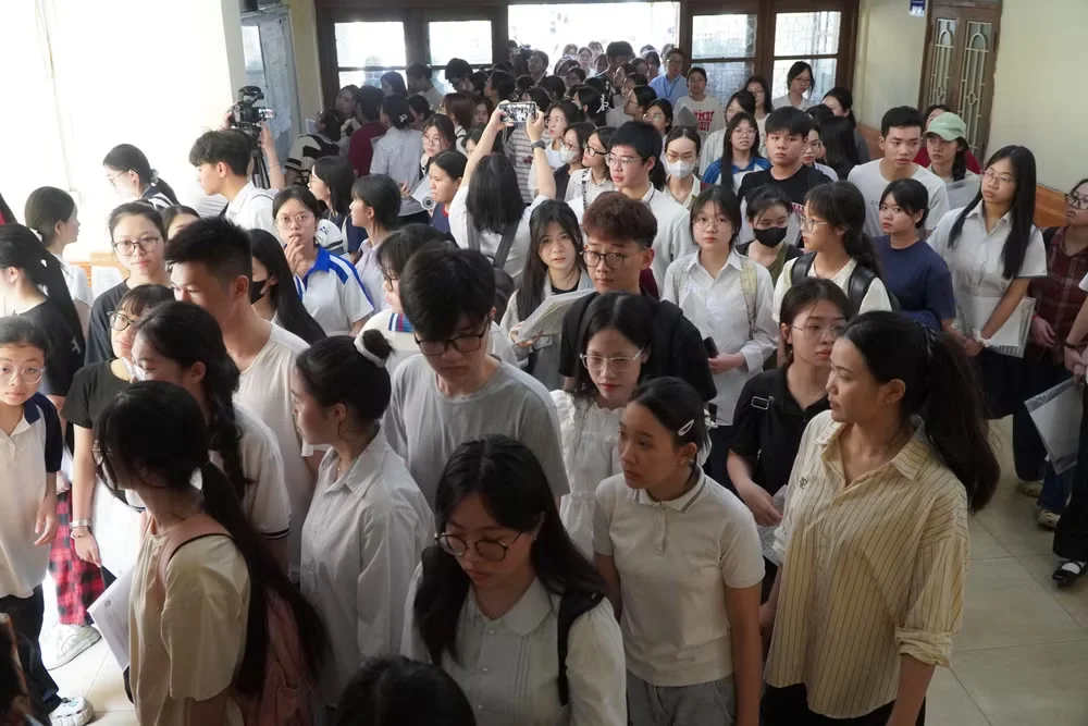 Students Face Intense Competition in Hanoi Teaching Competency Exams