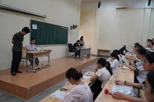 Students Face Intense Competition in Hanoi Teaching Competency Exams - image 6